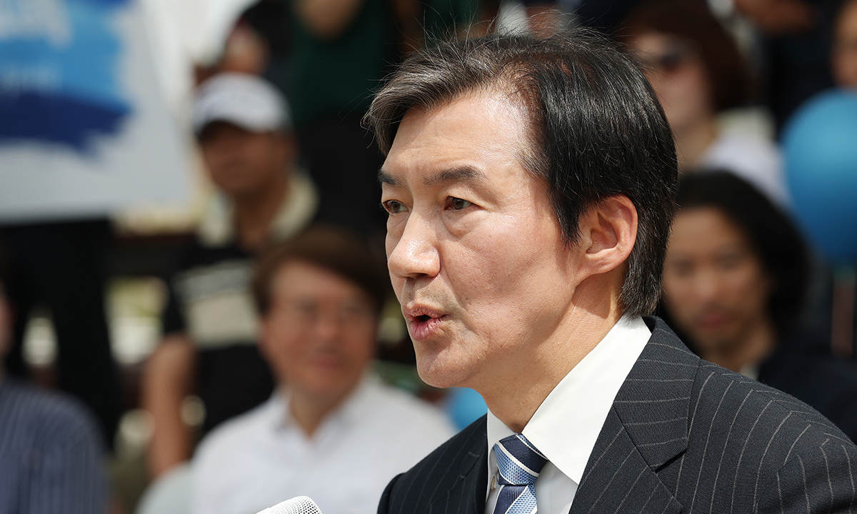 조국 조국혁신당 대표가 19일 경기 평택시 고덕동 함박산중앙공원 음악분수 야외무대에서 국회의원 재·보궐선거 경기 평택을 출마 기자회견을 하고 있다. 뉴스1