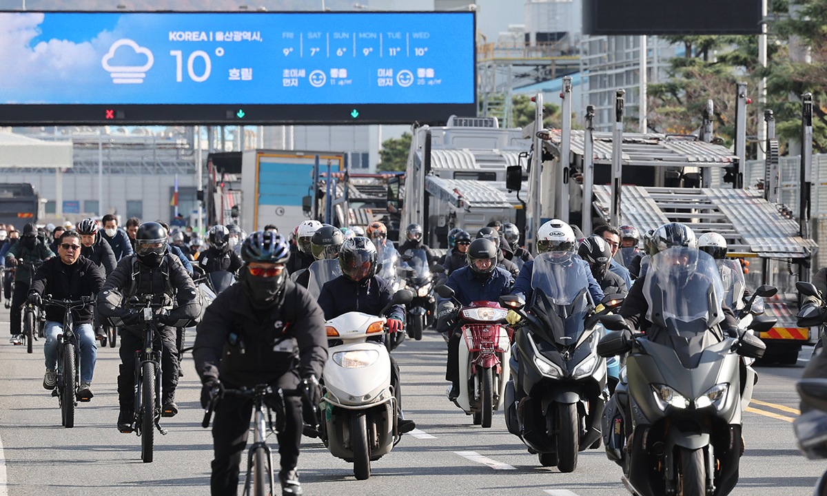 현대차 4시간 파업…퇴근하는 근로자들 (울산=연합뉴스) 김용태 기자 = 5일 오후 울산시 북구 현대자동차 명촌정문에서 오전조 근무자들이 2시간 일찍 퇴근하고 있다. 현대차 노조는 이날부터 이틀간 오전 근무조(1직)와 오후 근무조(2직)가 매일 2시간씩 총 4시간 파업을 결정했다고 밝혔다. 2024.12.5 yongtae@yna.co.kr/2024-12-05 14:29:08/ &amp;lt;저작권자 ⓒ 1980-2024 ㈜연합뉴스. 무단 전재 재배포 금지, AI 학습 및 활용 금지&amp;gt;