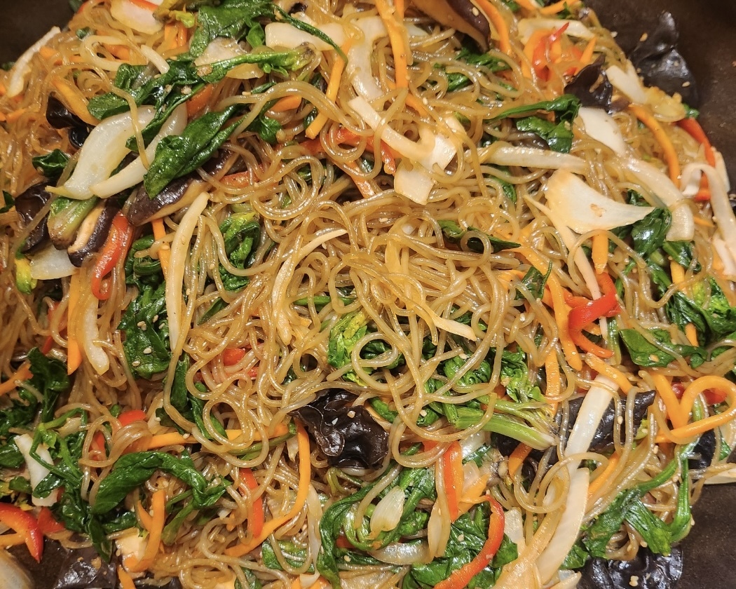 &${esc.h}34;다 볶지 말고 돌리세요&${esc.h}34;…10분 ‘초간단 잡채’ 칼로리도 줄었다 [FOOD+]