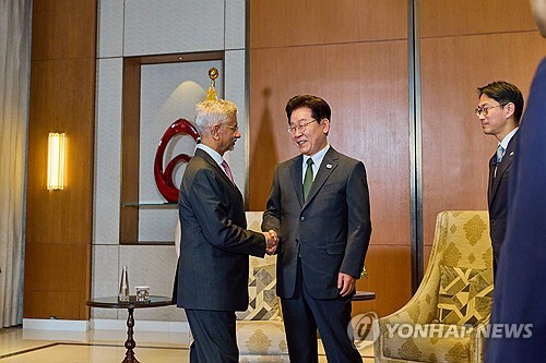 인도를 국빈 방문 중인 이재명 대통령이 19일(현지시각) 뉴델리 한 호텔에서 수브라마냠 자이샨카르 외무장관을 접견하고 있다.