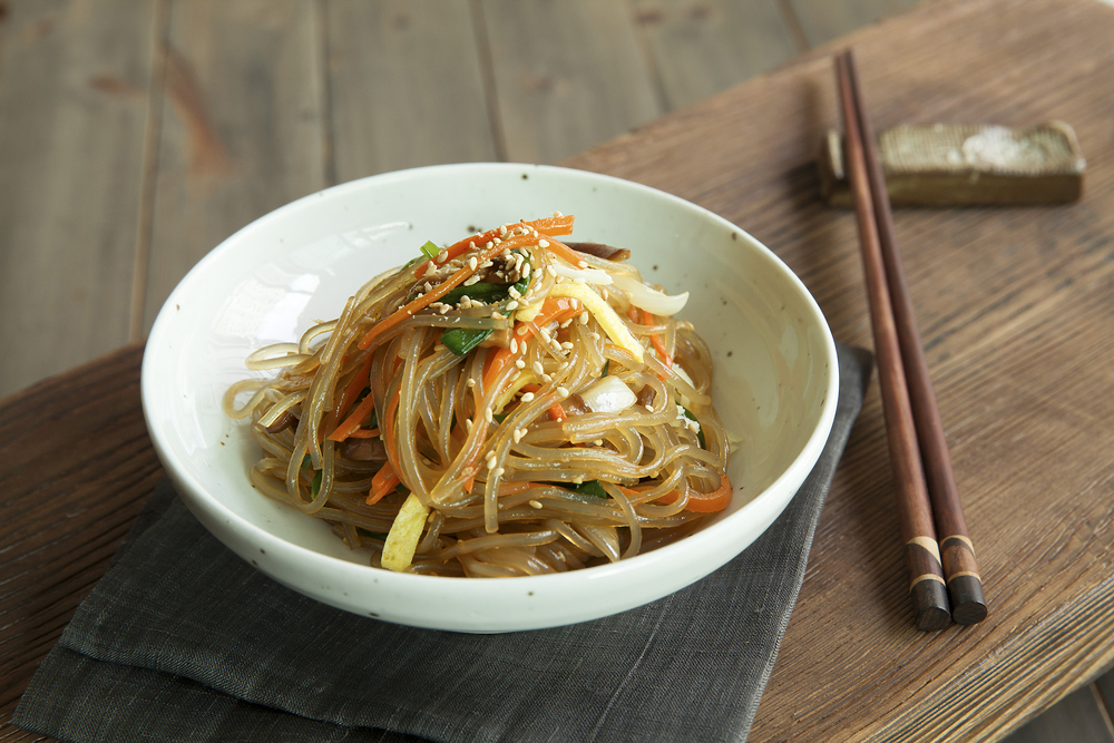 잡채를 만들 때 기름이나 설탕 양을 조절하면 칼로리 부담을 확 줄일 수 있다. 클립아트코리아 제공