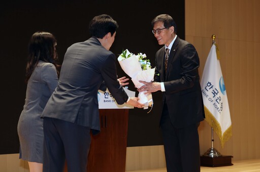 20일 4년 임기를 마친 이창용 한국은행 총재(오른쪽)가 이임식에서 한은 직원들로부터 꽃다발을 받으며 밝게 웃고 있다. 연합뉴스