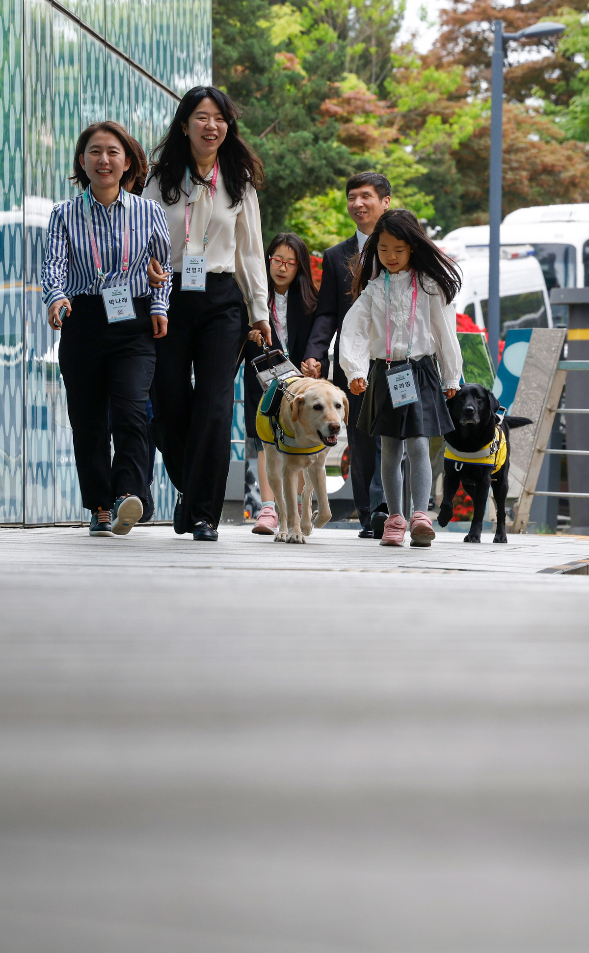 20일 서울 광진구 워커힐호텔에서 열린 ‘제46회 장애인의 날’ 행사장 입구 도보에 점자블록(시각 장애인 유도 블록)이 설치되지 않아 참석자들이 관계자들의 도움을 받으며 행사장에 입장하고 있다.