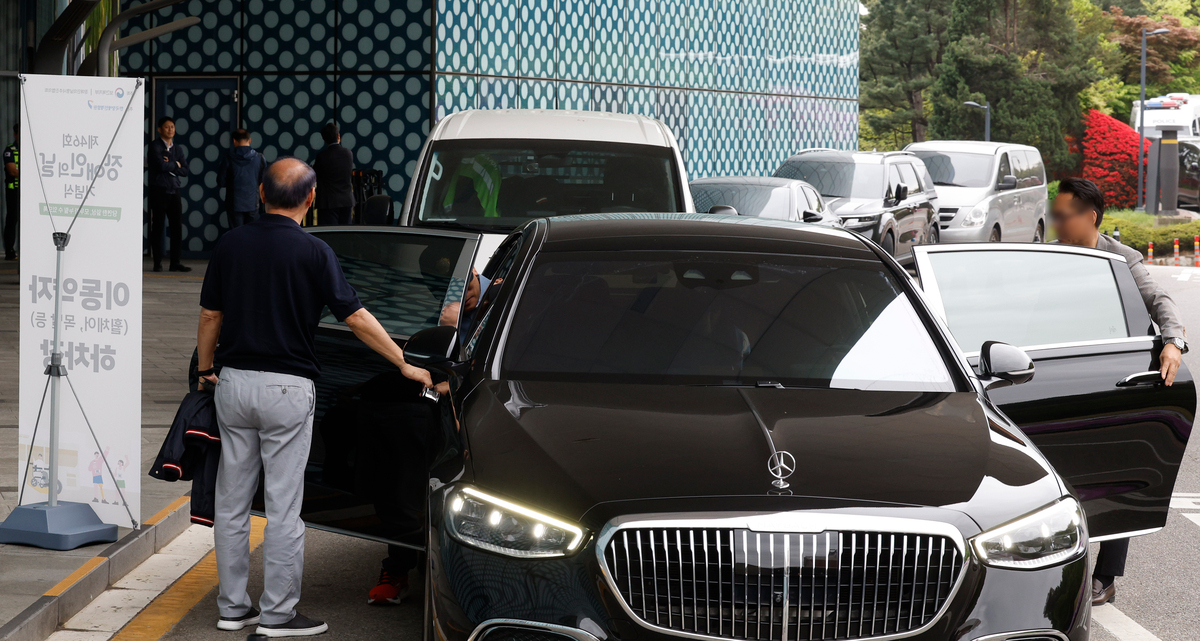 20일 서울 광진구 워커힐호텔에서 열린 ‘제46회 장애인의 날’ 행사장 이동약자 하차장에 비장애인이 타고온 차량들이 늘어서 있다.