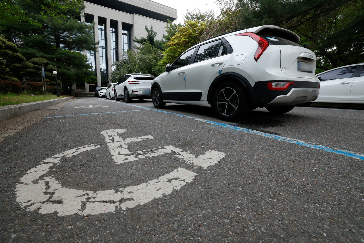 장애인의 날인데…불법주차·끊긴 점자블록 [한강로사진관]