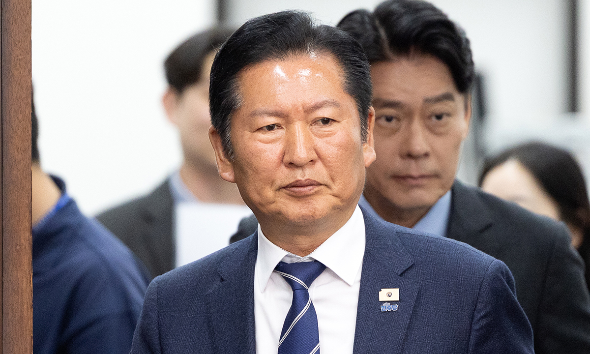 더불어민주당 정청래 대표가 20일 서울 여의도 국회에서 6.3 지방선거 관련 기자간담회를 위해 자리로 향하고 있다. 뉴스1