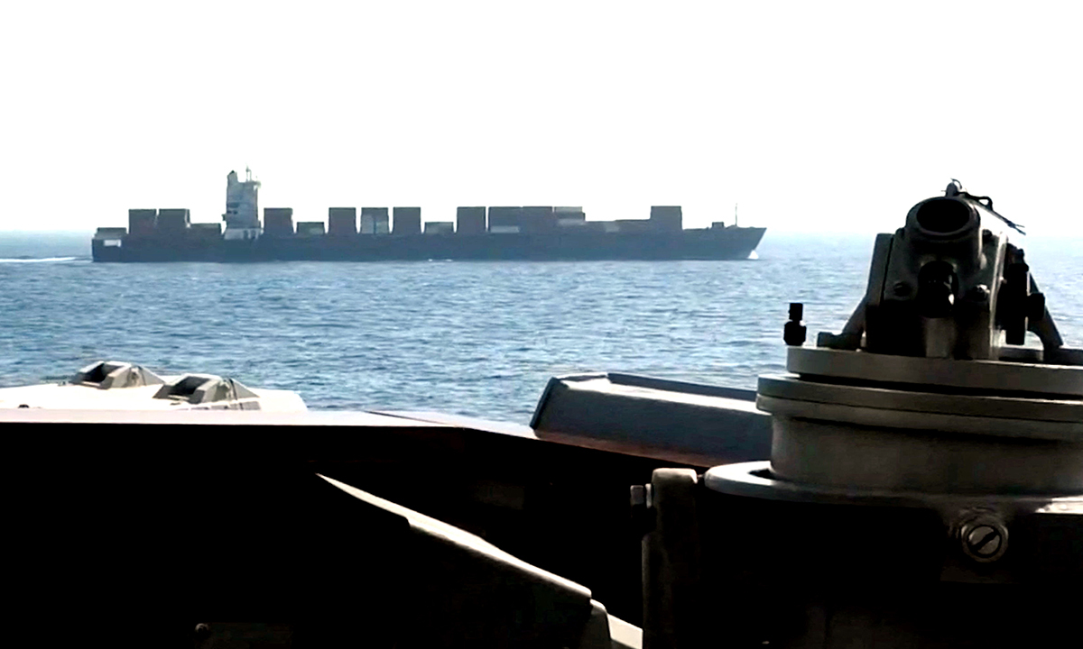 이란 선박 요격 후 로프 타고 진입 미 해군 구축함 USS 스프루언스호가 19일(현지시간) 오만만 인근에서 이란 국적의 화물선 투스카호를 요격하고 있다. 중부사령부 제공