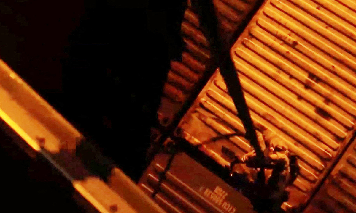 이란 선박 요격 후 로프 타고 진입 미 중부사령부 강습상륙함 USS 트리폴리 소속 미 해병대원이 투스카호를 나포하기 위해 로프를 타고 내려가는 모습. 미국이 호르무즈해협에서 대이란 해상 봉쇄를 개시한 이후 무력을 동원해 이란 선박을 나포한 사례는 이번이 처음이다. 로이터연합뉴스