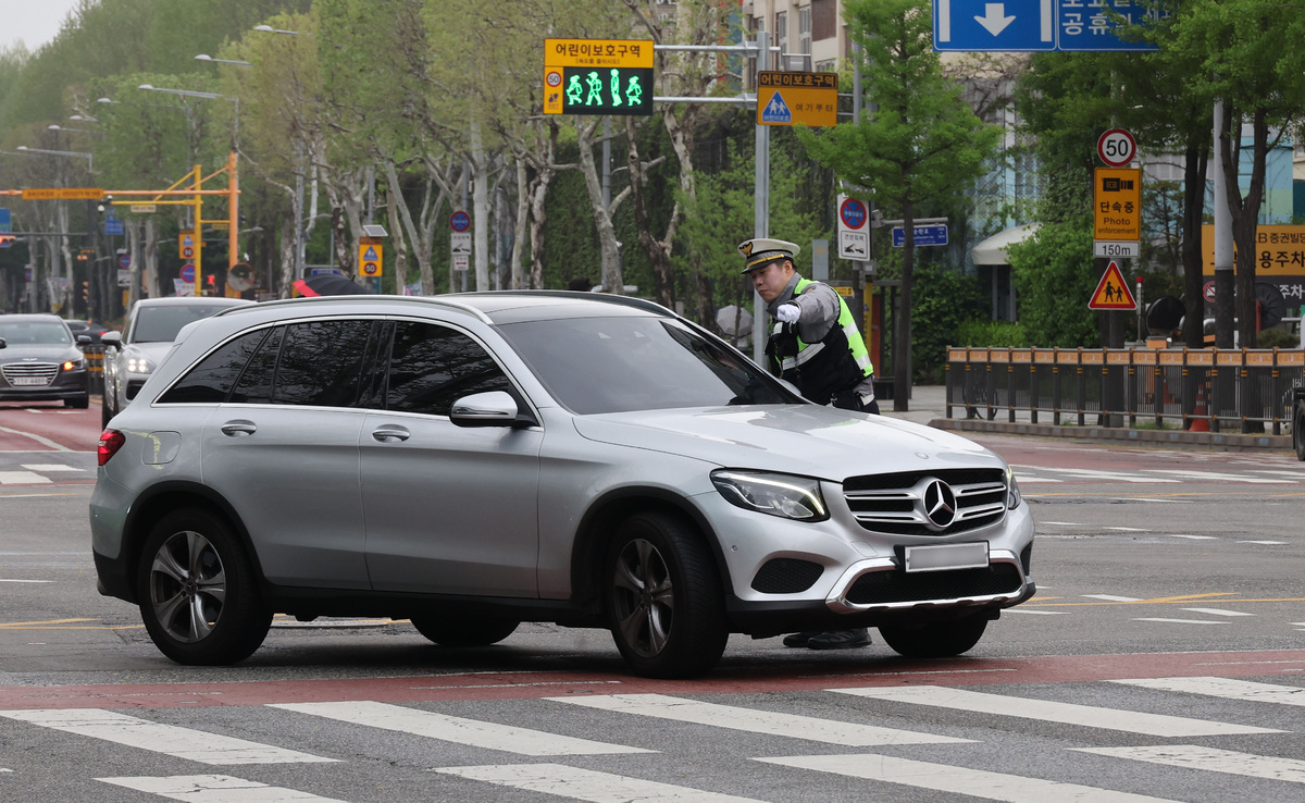 20일 서울 강남구 대치동 한 사거리 건널목에서 서울 수서경찰서 소속 경찰관이 우회전 일시정지 규칙 위반 운전자를 단속하고 있다.&nbsp; 이제원 선임기자