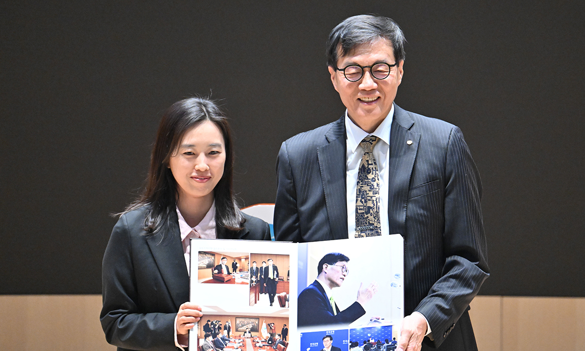 이창용 한국은행 총재(오른쪽)가 20일 서울 중구 한은에서 열린 이임식에서 재임 기간 활동 사진을 모은 기념앨범을 받고 있다. 사진공동취재단