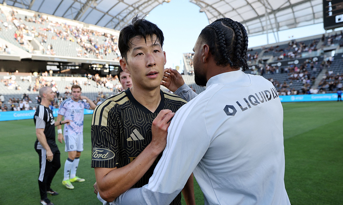 로스앤젤레스(LA)FC 손흥민이 20일 미국 캘리포니아주 LA BMO 스타디움에서 열린 2026 MLS 8라운드 홈경기에서 새너제이 어스퀘이크스에 1-4로 패한 뒤 상대 선수와 포옹을 하고 있다. LA=AFP연합뉴스