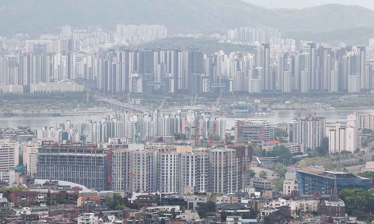20일 서울 남산에서 바라본 아파트 단지 모습. 뉴스1