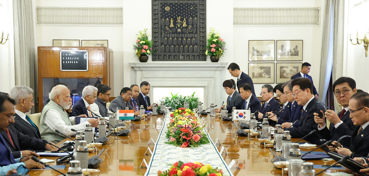 인도를 국빈 방문 중인 이재명 대통령이 20일(현지시간) 인도 뉴델리 하이데라바드에서 나렌드라 모디 총리(왼쪽 세 번째)와 확대정상회담을 하고 있다. 한국과 인도 정부는 ‘포괄적경제동반자협정(CEPA) 개선 협상재개 공동선언’을 포함해 양국 협력 강화를 위한 15건의 문건을 채택했다. 뉴델리=남정탁 기자