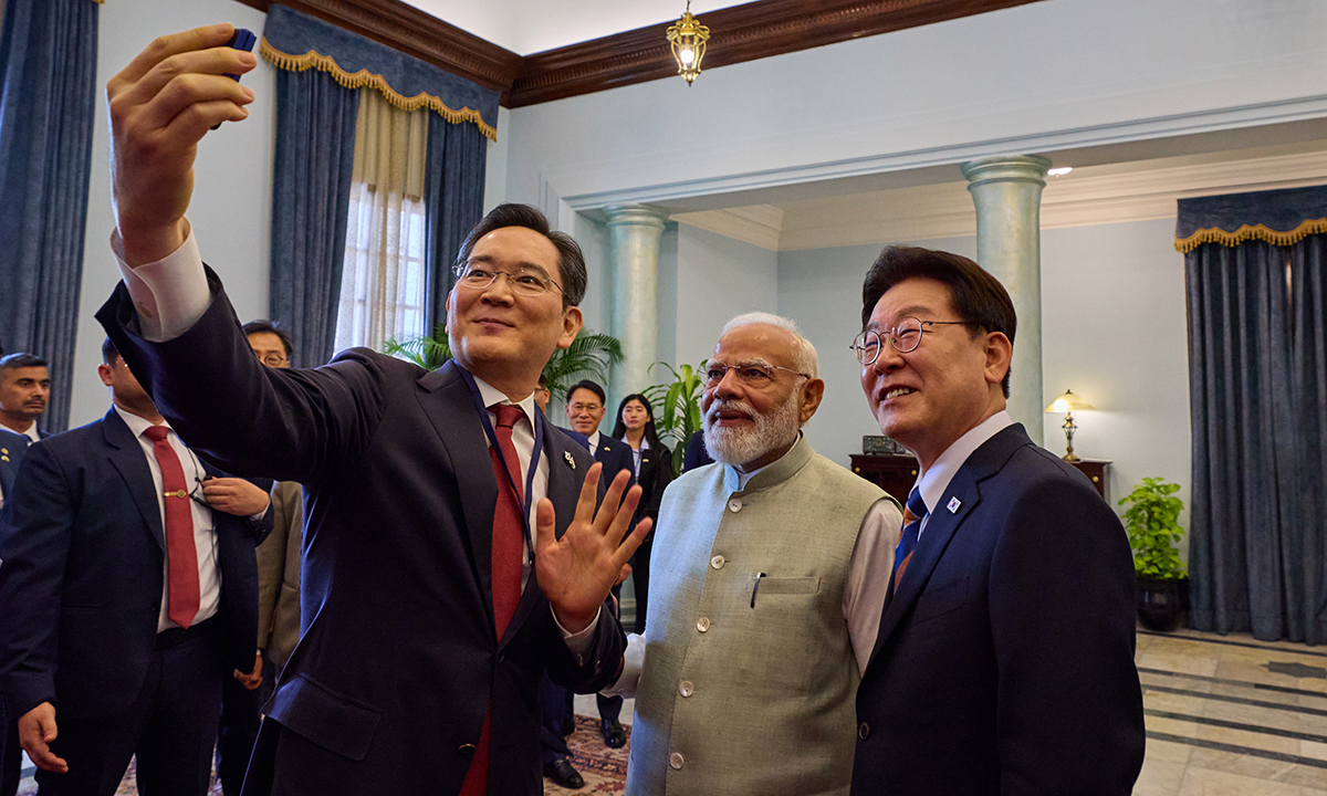 양국 유대감 ‘찰칵’ 인도를 국빈 방문 중인 이재명 대통령이 20일(현지시간) 인도 뉴델리 영빈관에서 열린 총리 초청 오찬에서 나렌드라 모디 인도 총리와 이재용 삼성전자 회장과 셀카를 찍고 있다. 왼쪽부터 이 회장, 모디 총리, 이 대통령. 청와대 제공
