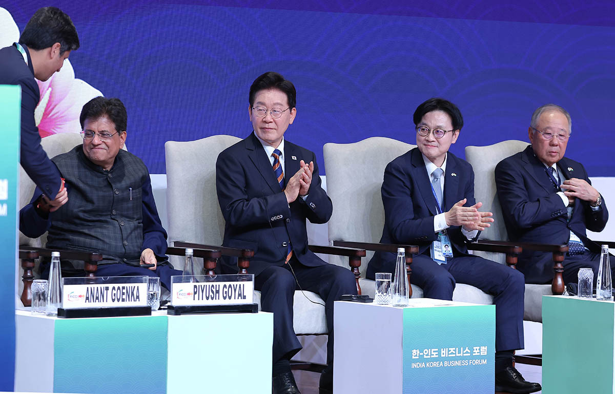 이재명 대통령이 20일(현지 시간) 인도 뉴델리 바랏 만다팜 센터에서 열린 한-인도 비즈니스 포럼에서 아난트 고앤카 인도상의 회장의 발언을 듣고 박수치고 있다. 뉴시스