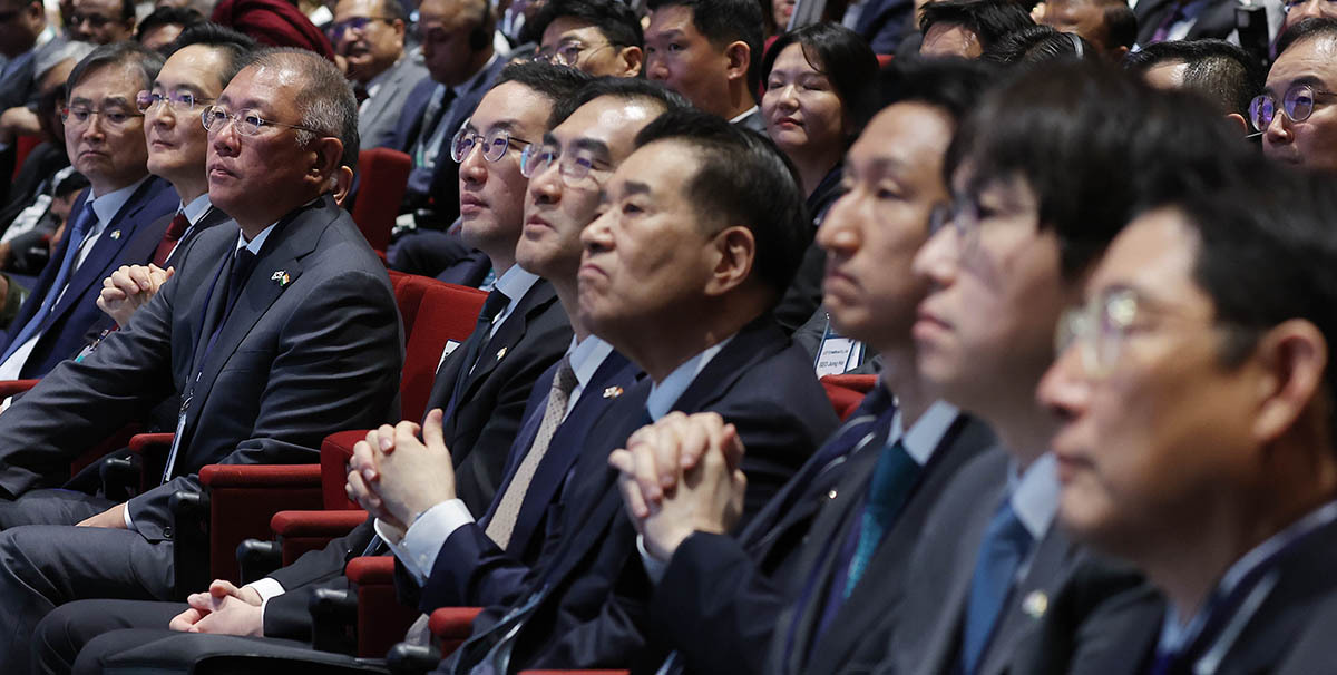 이재용 삼성전자 회장, 정의선 현대차그룹 회장, 구광모 LG그룹 회장 등 참석자들이 20일(현지 시간) 인도 뉴델리 바랏 만다팜 센터에서 열린 한-인도 비즈니스 포럼에 참석하고 있다. 뉴시스