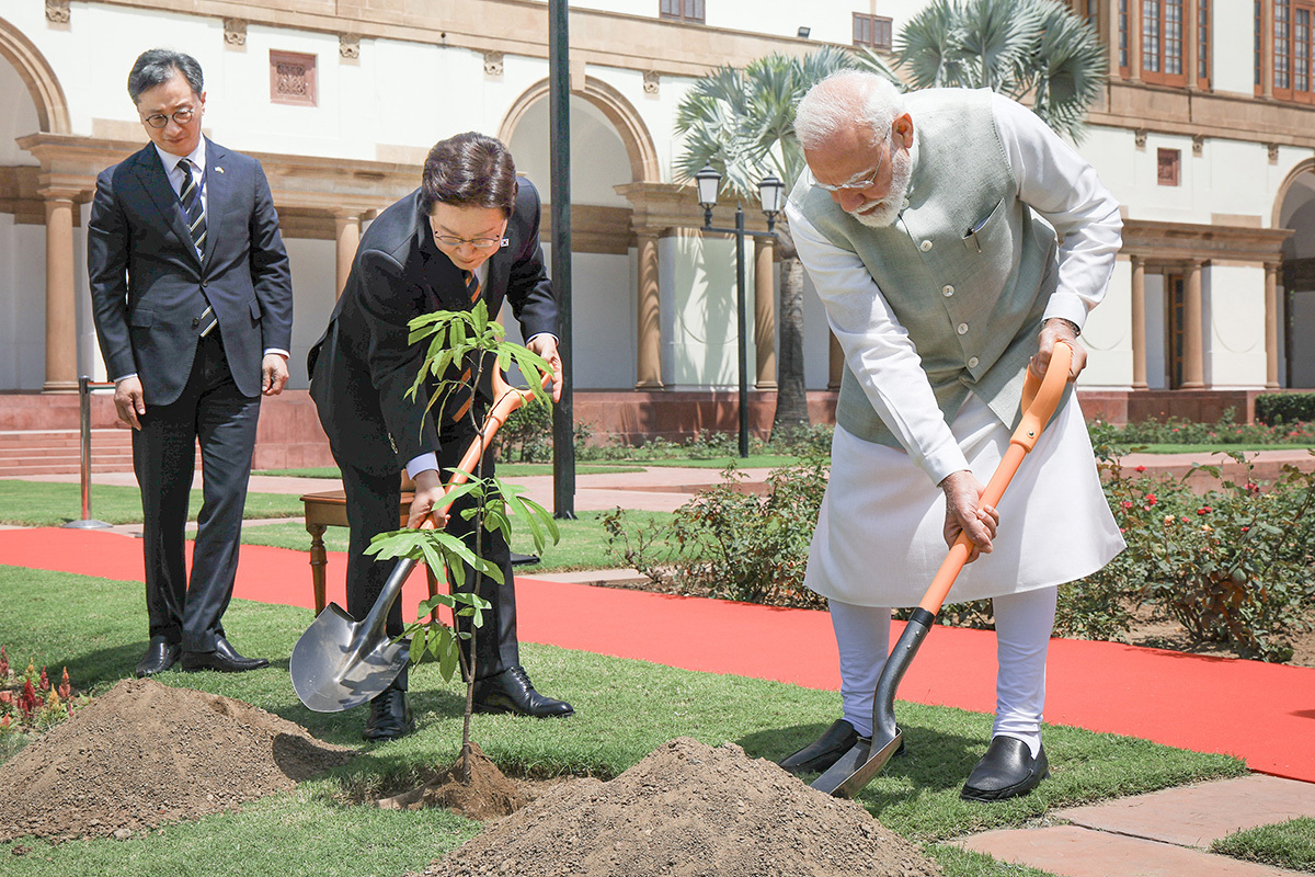 인도를 국빈 방문 중인 이재명 대통령이 20일(현지 시간) 뉴델리 영빈관 하이데라바드 중앙공원에서 나렌드라 모디 인도 총리와 아소카나무(ashoka tree) 공동식수를 하고 있다. 뉴시스