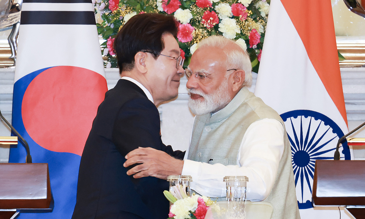 포옹하는 양국 정상 인도를 국빈 방문 중인 이재명 대통령이 20일(현지시간) 인도 뉴델리 영빈관에서 나렌드라 모디 총리와 공동언론발표를 마친 뒤 포옹하고 있다. 양국 정상은 양국 간 첫 장관급 경제협력 플랫폼인 ‘산업협력위원회’를 신설해 무역·투자뿐 아니라 핵심광물·원전·청정에너지 등 전략 분야 협력을 강화하기로 했다.&nbsp;뉴델리=남정탁 기자