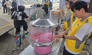 자전거 페달 밟자 “솜사탕 완성!”…재생에너지, 몸으로 느끼다 [기웃, 기후]