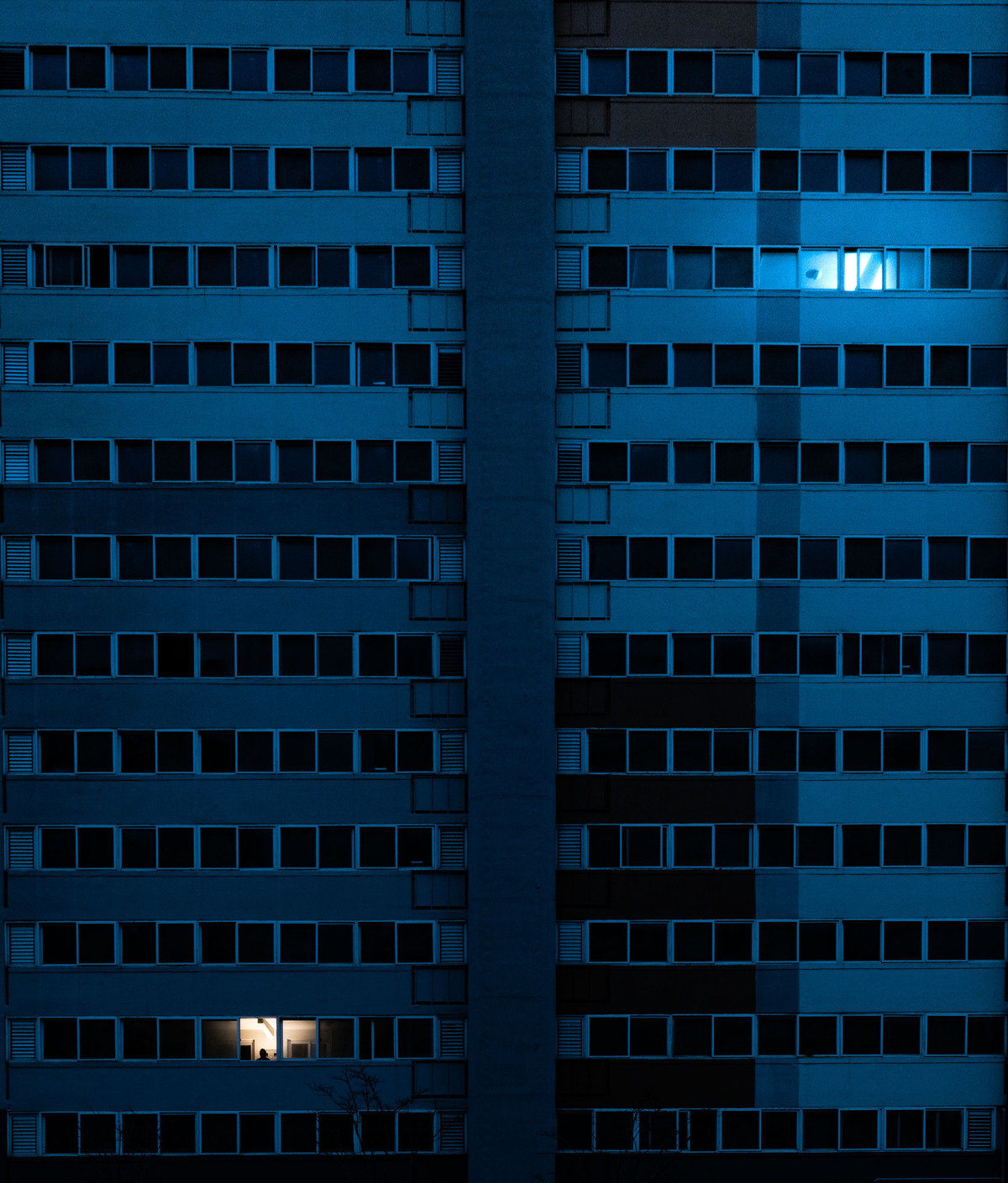 청소년 방임 혐의로 유죄 판결을 받은 지적장애 부모가 지난달 10일 전북 익산시에서 자녀들이 사는 11층(오른쪽 위) 집과 떨어져 같은 건물 3층(왼쪽 아래) 복도에 서 있다. 최상수 기자