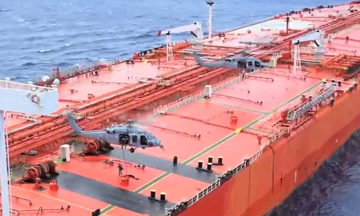 협상 코앞인데… 美, 공해상서 이란 연계 선박 나포 미군 헬기가 21일(현지시간) 이란 연계 제제선박인 ‘티파니호’를 나포하기 위해 갑판에 착륙하고 있다. 이번 나포는 이란과 대치하는 호르무즈해협이 아닌 인도태평양 사령부 책임구역 내 공해상에서 이루어졌다. 미 국방부 엑스 캡처