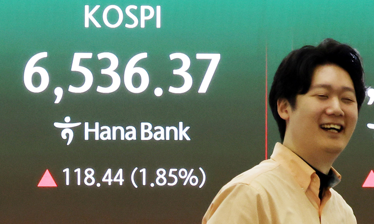 23일 서울 중구 하나은행 딜링룸에서 딜러들이 업무를 하고 있다. 코스피는 전 거래일(6417.93)보다 70.90포인트(1.10%) 상승한 6488.83에 개장한 직후 6500선을 넘어섰다.