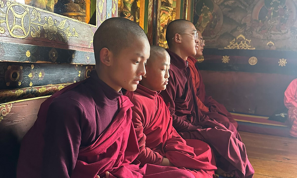 붐탕 자카르 종 법당에서 예불 중인 어린 승려들.