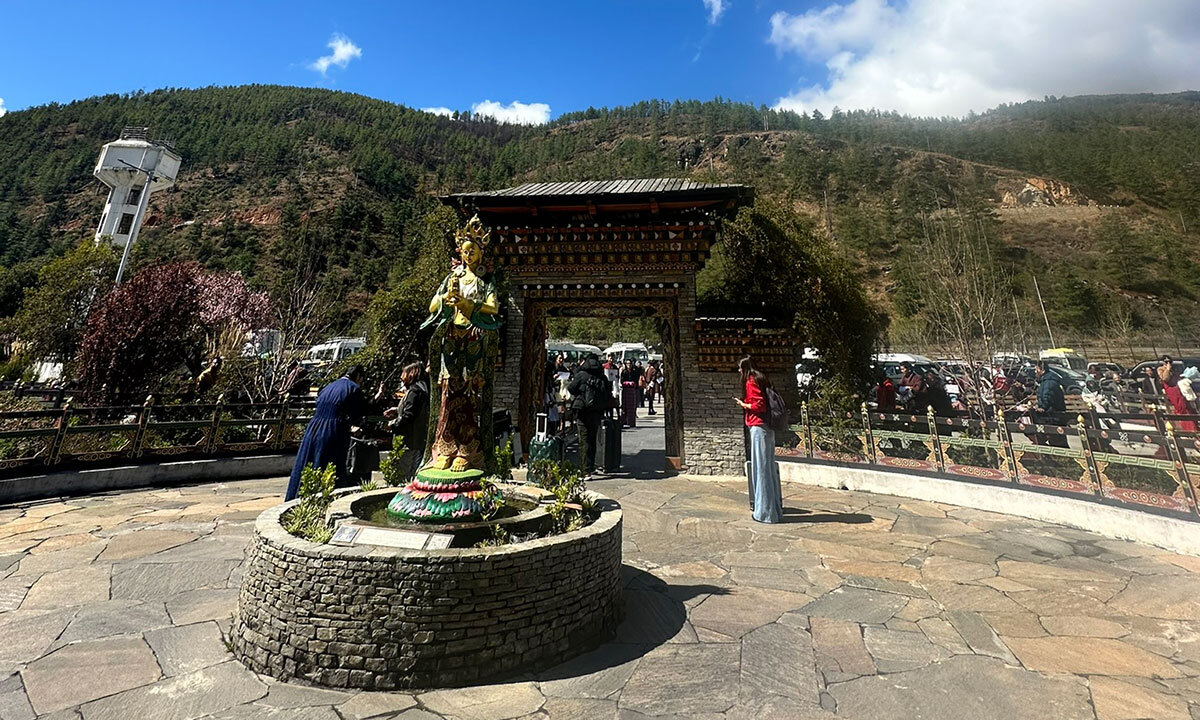 파로 공항 입국장을 나서면 탁 트인 산야를 배경으로 서 있는 여신 모습 불상이 이방인을 맞이한다.