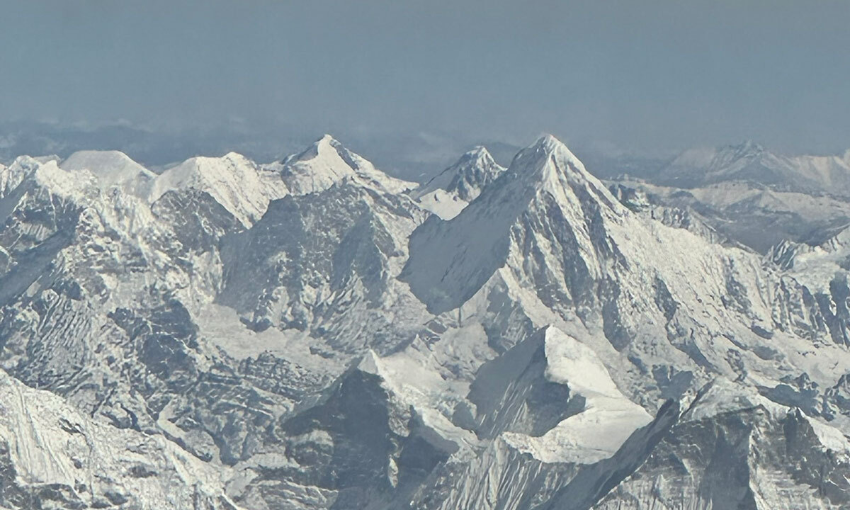 네팔에서 카트만두에서 파로로 가는 항공편 왼쪽 객석에서 볼 수 있는 히말라야 산맥. 구름 아래에서 지평선까지 만년설 연봉이 이어진다.