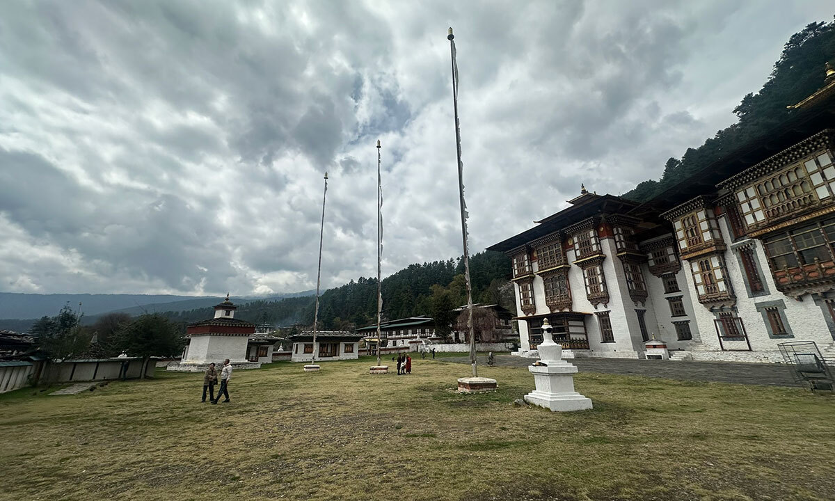 드넓은 잔디 광장에 높은 당간지주 세 개가 세워진 붐탕 자카르 종 안뜰. 7세기 송첸 감포가 세운 사원으로 부탄 불교의 역사적 심장부다.