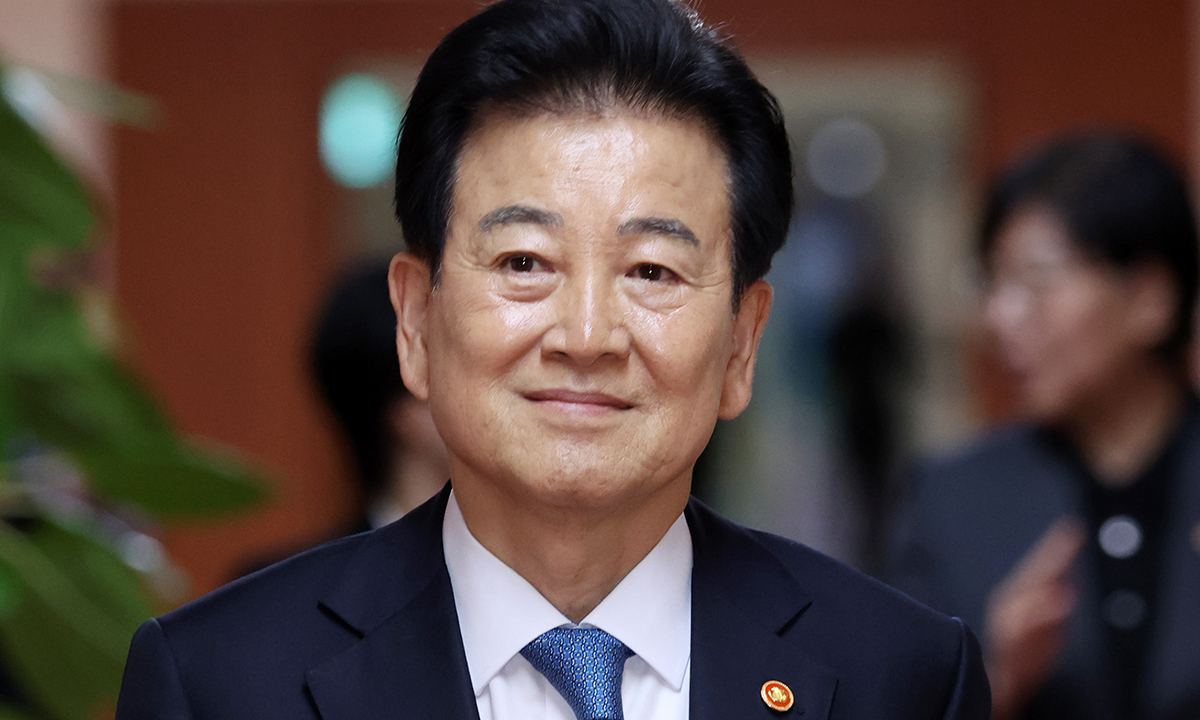 정동영 통일부 장관이 21일 서울 종로구 세종대로 정부서울청사에서 열린 국무회의 겸 비상경제본부회의에 참석하고 있다. 뉴스1