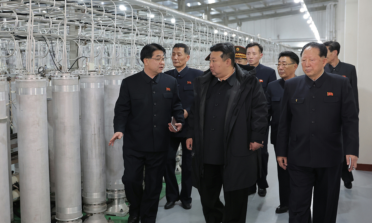 김정은 북한 국무위원장이 핵물질 생산 기지 내 시설들을 둘러보고 있다. 세계일보 자료사진