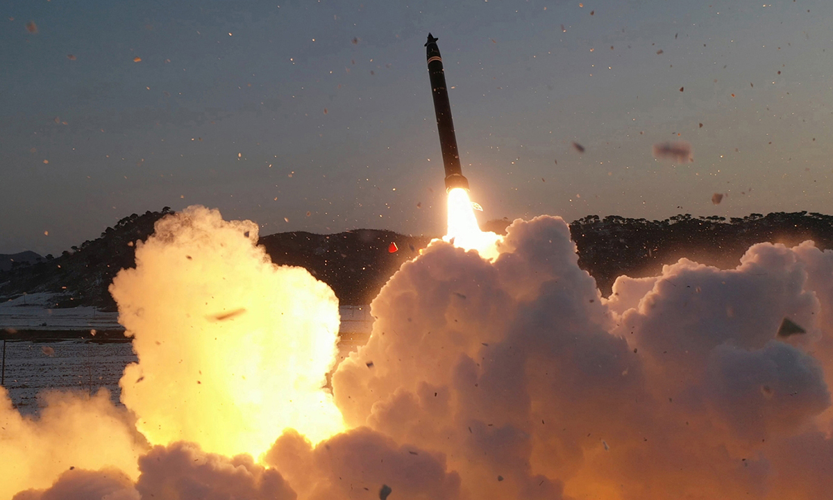 북한의 초대형방사포가 가상 표적을 향해 발사되고 있다. 세계일보 자료사진