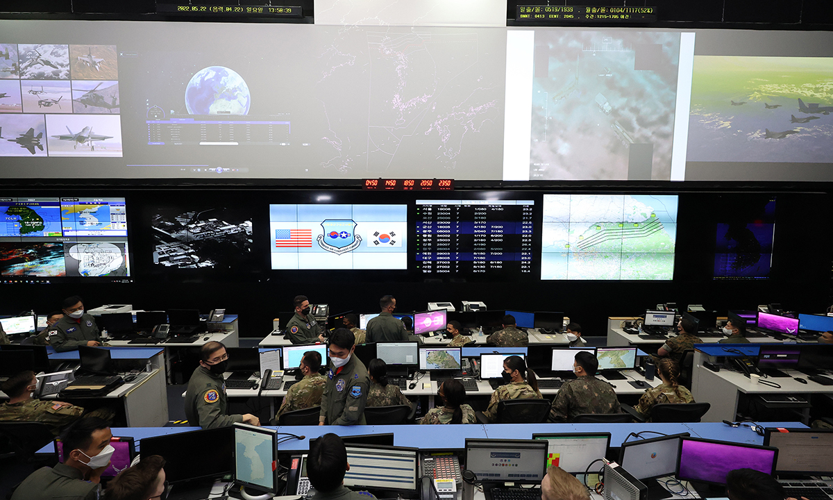 한·미 요원들이 경기&nbsp;오산 공군작전사령부 항공우주작전본부(KAOC) 작전조정실에서 근무중이다. 세계일보 자료사진