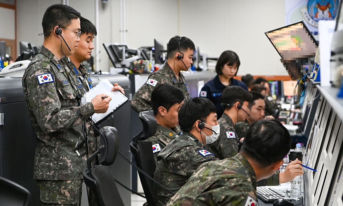 한국 공군 요원들이 중앙방공통제소(MCRC)에서 모니터를 보며 논의를 하고 있다. 세계일보 자료사진