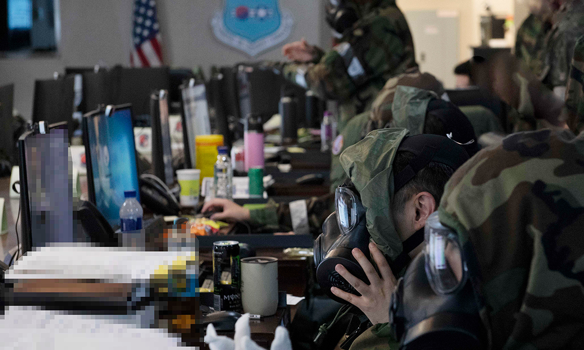 한국항공우주작전본부(KAOC)에서 한·미 공군 장병들이 화생방 임무형보호태세(MOPP)를 적용해 연습을 하고 있다. 세계일보 자료사진