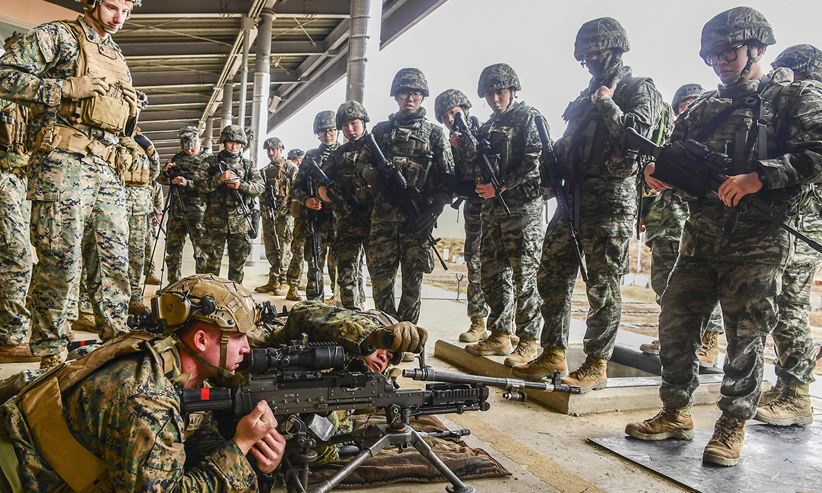 한국 해병대 장병들이 미 해병대원의&nbsp;M240 기관총 사용법 시범을 보고 있다. 세계일보 자료사진