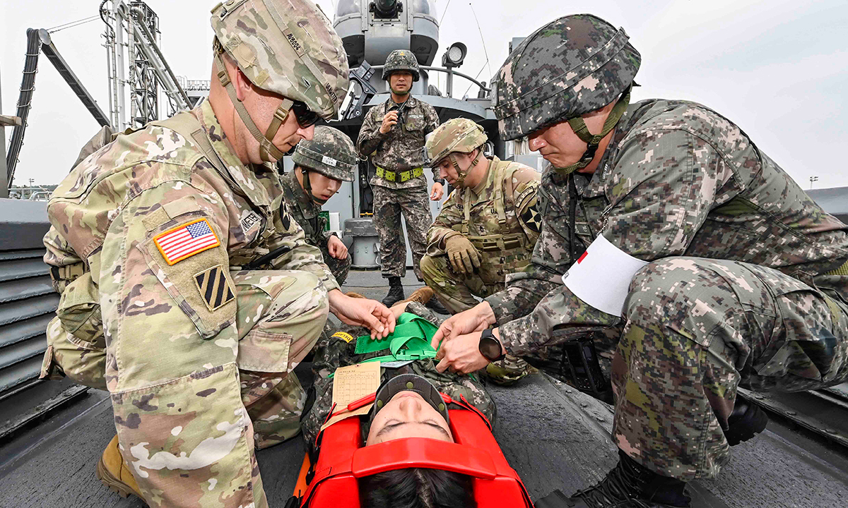 한미연합군사령부의 연합·합동 의무지원훈련에서 한·미 장병들이 고속정에서 후송을 위해 척추부상을 입은 해병대 장병을 들것에 고정하고 있다. 세계일보 자료사진