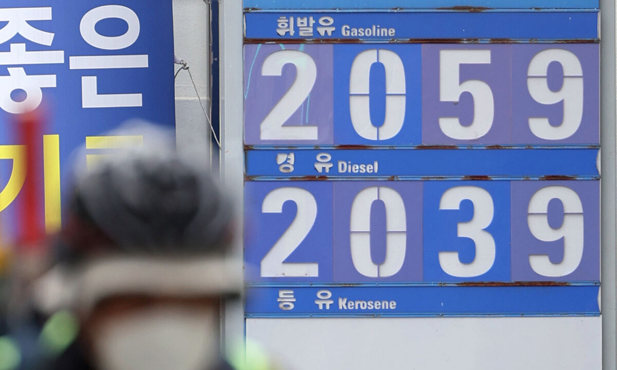 지난 22일 서울시내 한 주유소에 휘발유와 경유 가격이 표시되어 있다. 뉴스1