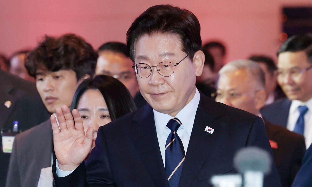 이재명 대통령이 23일(현지시간) 베트남 하노이의 한 호텔에서 열린 한-베트남 비즈니스 포럼에서 발언을 마친 뒤 행사장을 나서고 있다. 연합뉴스