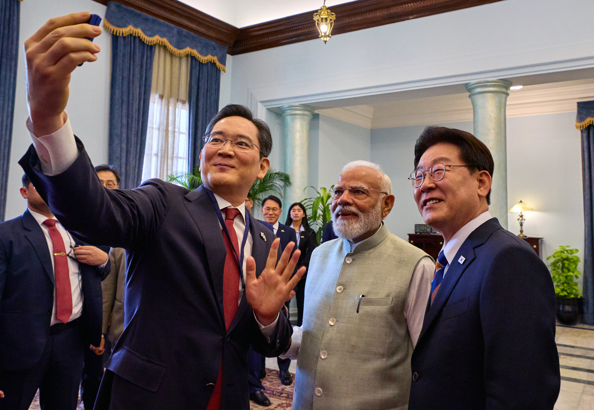 인도를 국빈 방문 중인 이재명 대통령이 20일(현지시간) 뉴델리 총리 청사에서 열린 나렌드라 모디 인도 총리 주최 오찬 및 한-인도 경제인 대화에서 모디 총리, 이재용 삼성전자 회장과 기념촬영을 하고 있다. 뉴델리=남정탁 기자