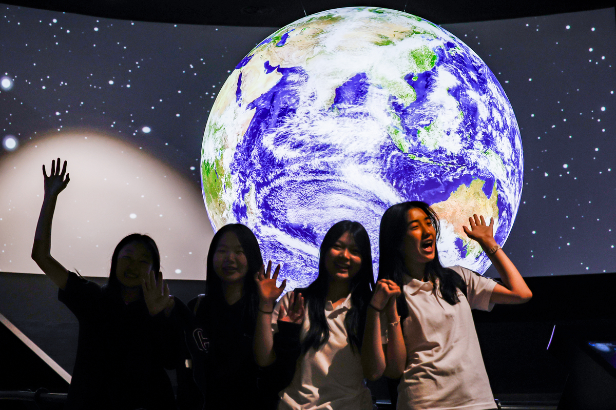 지구의 날인 22일 경기 과천시 국립과천과학관 자연사관에서 학생들이 지구 모형을 살펴보고 있다.
지구의 날은 환경오염 문제의 심각성을 알리고, 지구 환경 보호를 위한 범국민적 관심을 유도하며 실천을 촉구하고자 제정된 기념일이다. 과천=유희태 기자