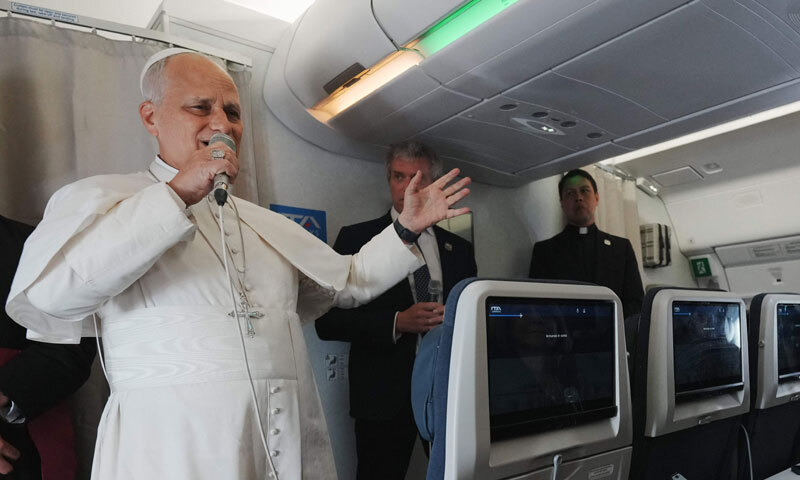 레오 14세 교황이 전용기에서 기자회견을 하고 있다. 로이터연합