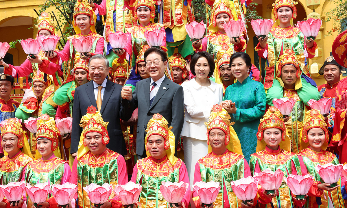 이재명 대통령과 김혜경 여사가 24일(현지 시간) 유네스코 세계 문화유산으로 등재된 베트남 하노이 탕롱황성을 방문해 또 럼 당 서기장 겸 국가주석, 응오 프엉 리 여사와 전통 공연을 관람한 뒤 공연단과 함께 기념촬영을 하고 있다. 뉴시스