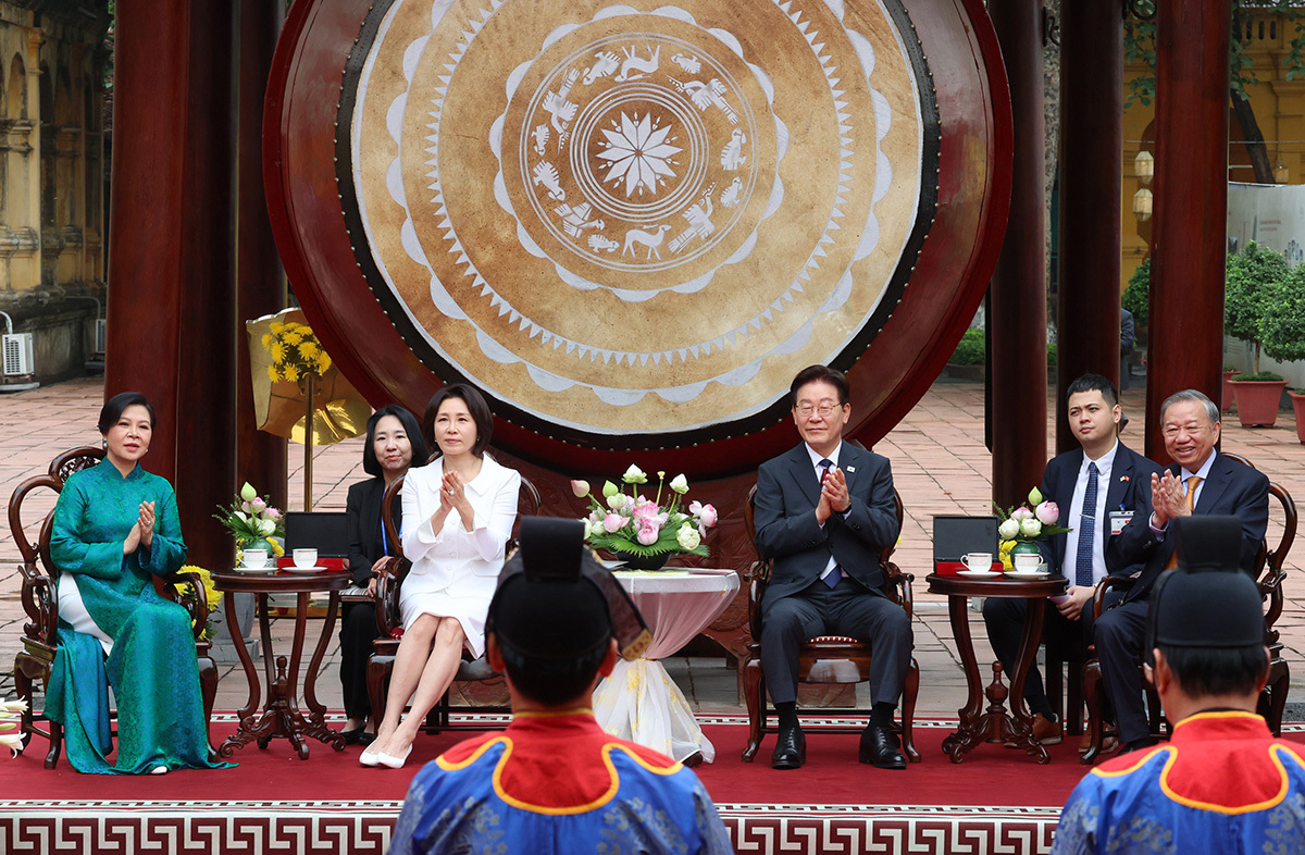 이재명 대통령과 김혜경 여사가 24일(현지 시간) 유네스코 세계 문화유산으로 등재된 베트남 하노이 탕롱황성을 방문해 또 럼 당 서기장 겸 국가주석, 응오 프엉 리 여사와 전통 공연을 관람하며 박수를 치고 있다. 뉴시스