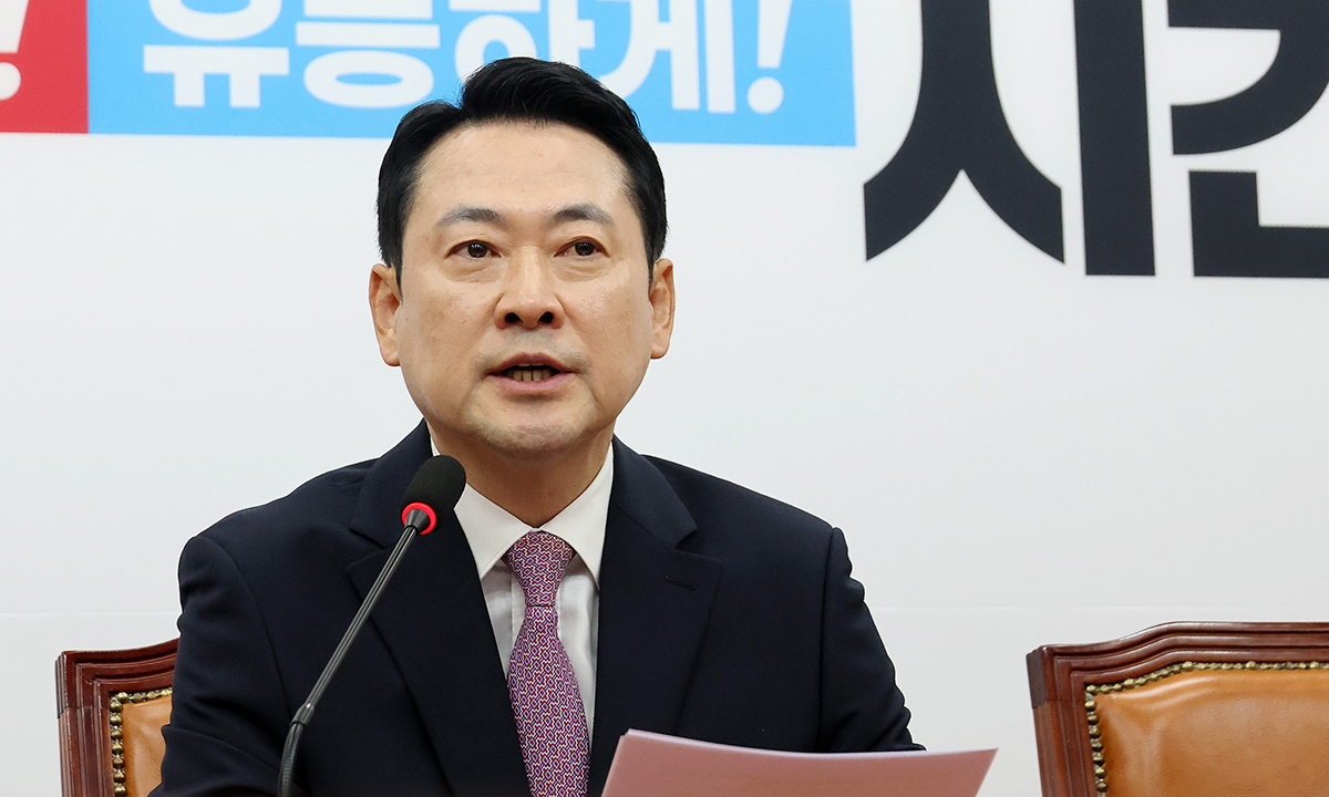 국민의힘 장동혁 대표가 24일 국회에서 브리핑을 열고 정보 누설 논란이 제기된 정동영 통일부 장관에 대한 해임 건의안과 현안 관련 질의에 답하고 있다. 연합뉴스