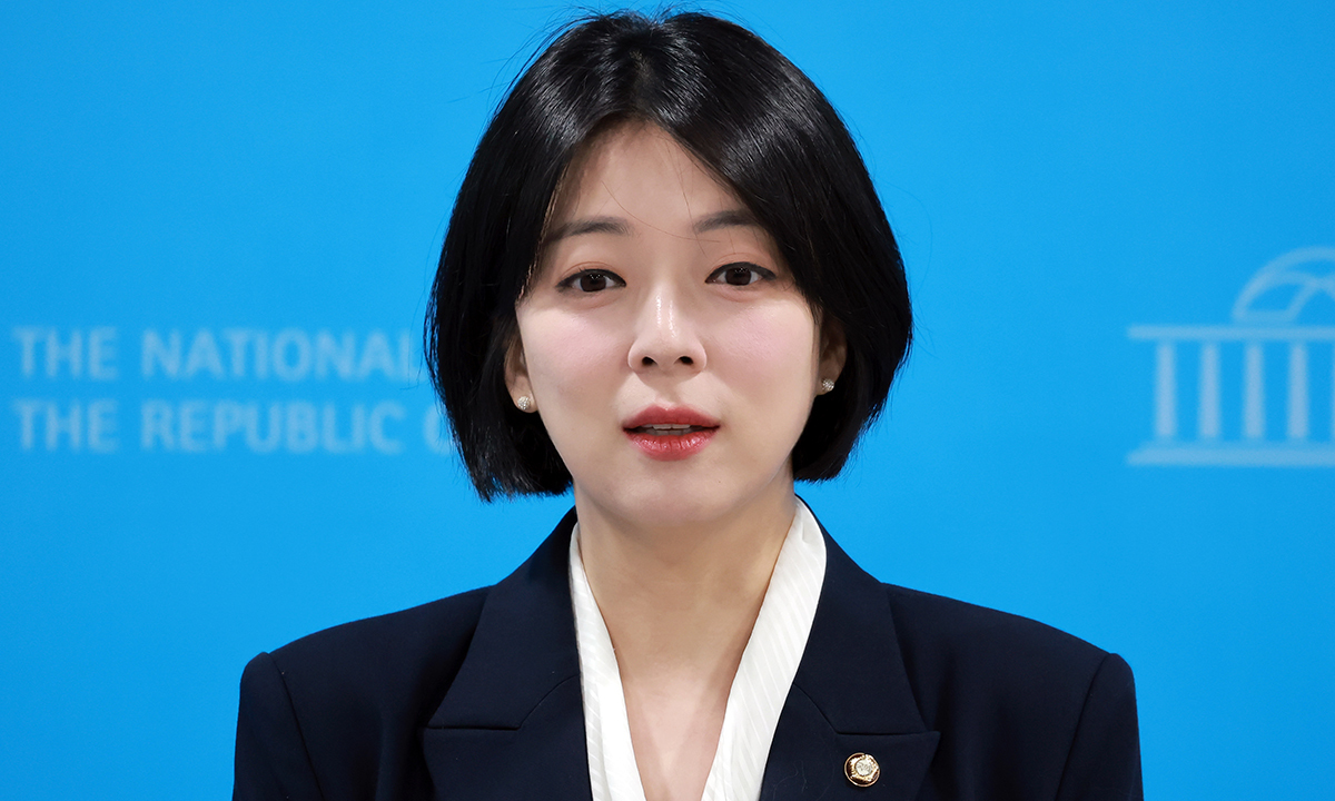 국민의힘 배현진 의원이 24일 국회 소통관에서 이날 열린 같은 당 장동혁 대표의 기자회견에 대한 취재진 질문에 답하고 있다. 연합뉴스