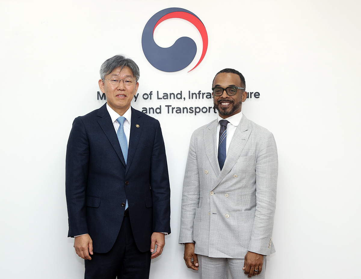 김이탁 국토교통부 제1차관과 크리스 터너 구글 대외협력(지식·정보 부문) 부사장이 24일 서울 중구 국토발전전시관에서 만나 기념 촬영하고 있다. 국토교통부 제공