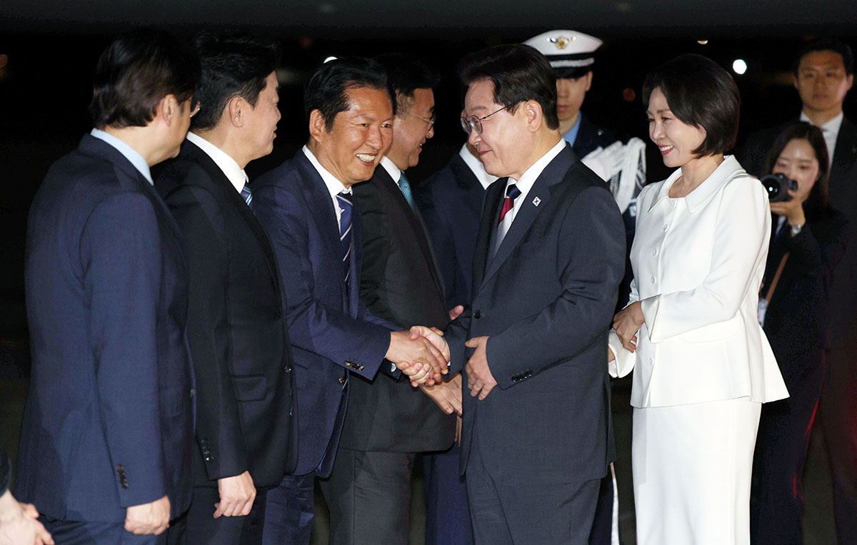 인도-베트남 국빈 방문 일정을 마친 이재명 대통령이 24일 경기 성남 서울공항에 도착해 정청래 더불어민주당 대표와 인사하고 있다.