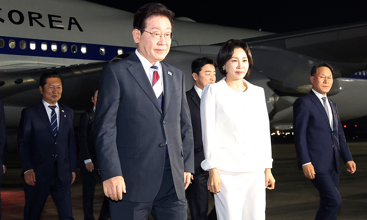 인도·베트남 국빈방문을 마치고 귀국한 이재명 대통령과 김혜경 여사가 24일 성남 서울공항에서 차량으로 이동하고 있다. 연합뉴스